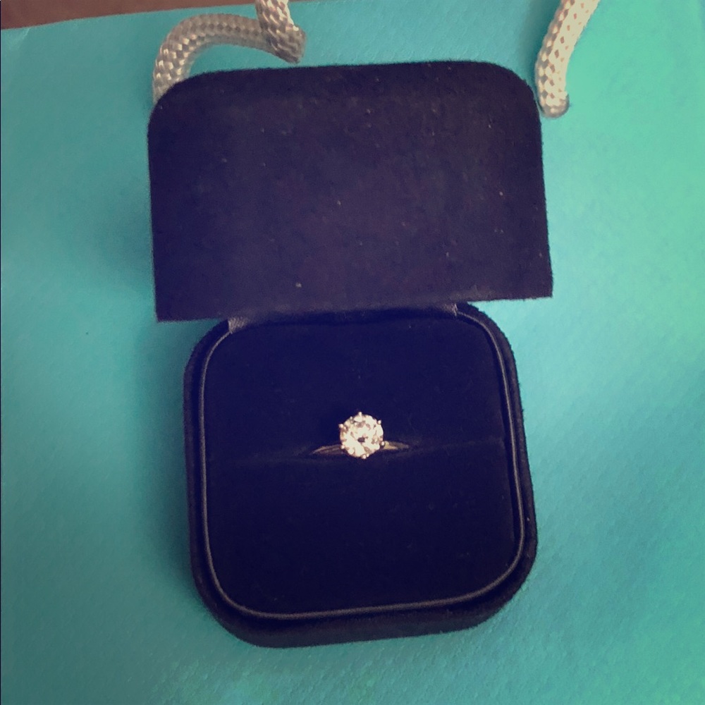 Tiffany 0.84 ct diamond engagement ring vs1 H